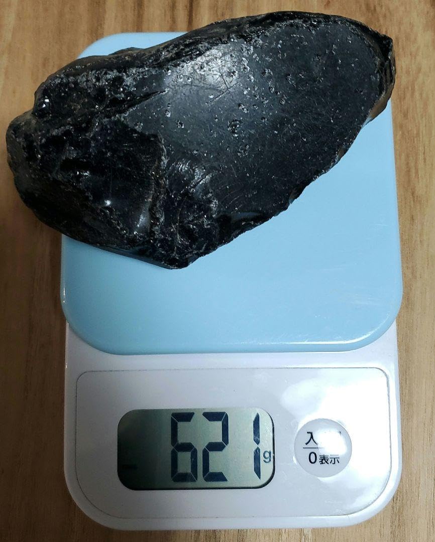 Amazon.co.jp: 採取不可黒曜石621g 北海道紋別郡遠軽町白滝 勾玉 翡翠